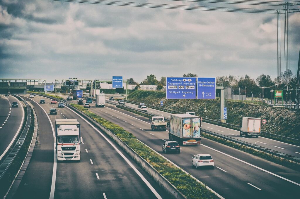 「【高速道路の運転】初心者がやりがちなNG運転＆安全に走るためのヒント集」のサムネイル