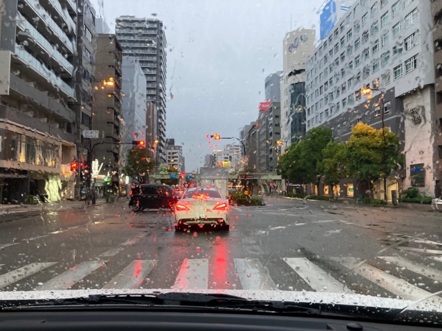 「ゲリラ豪雨時の運転｜何に気をつける？命を守る安全対策とは」のサムネイル