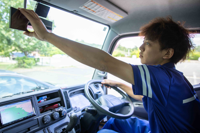 安全確認の重要ポイント｜車の運転で必要な「目視確認」のイメージ
